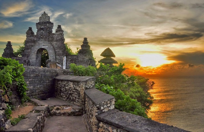 Balayı için Bali’yi Tercih Edenlere Gezilecek 13 Yer Tavsiyesi 11 Uluwatu Plajı, Bali Adası