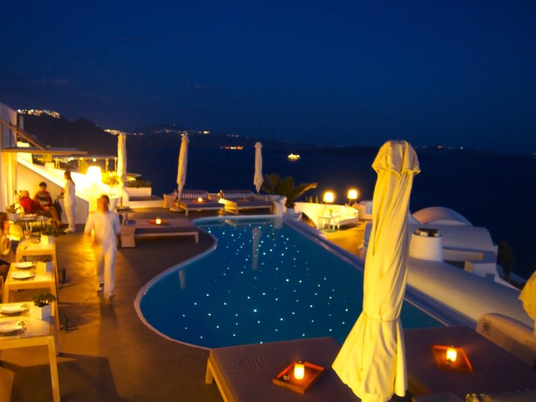 Santorini’de bulunan en sıra dışı otel: Katikies 3 @Gece