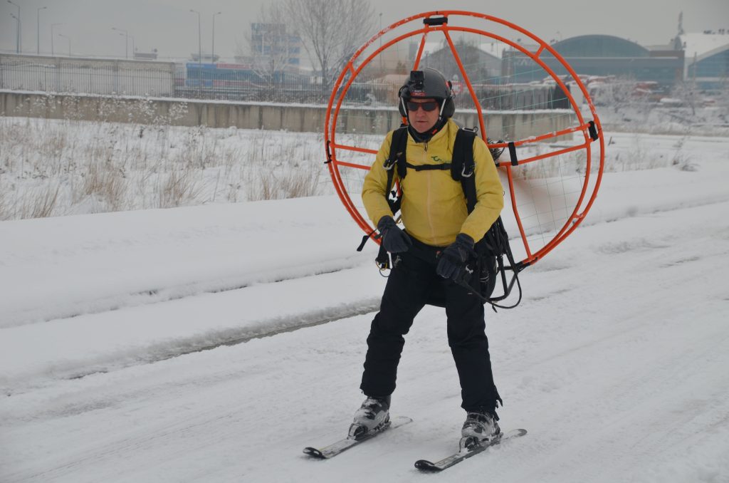 Bursa’da Sokakta Paramotor ile Kayak Yapan Adam Konuştu